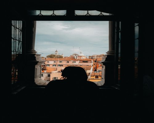 Persona relajando la vista mirando por la ventana